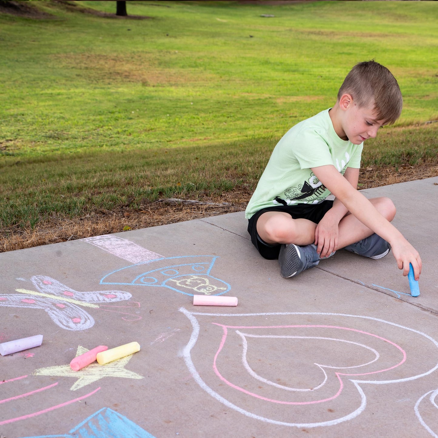 JOYIN 160 PCS Sidewalk Chalks Set-16 Colors Non-Toxic Washable Jumbo Chalk for Outdoor Art Play, Painting on Chalkboard, Blackboard and Playground