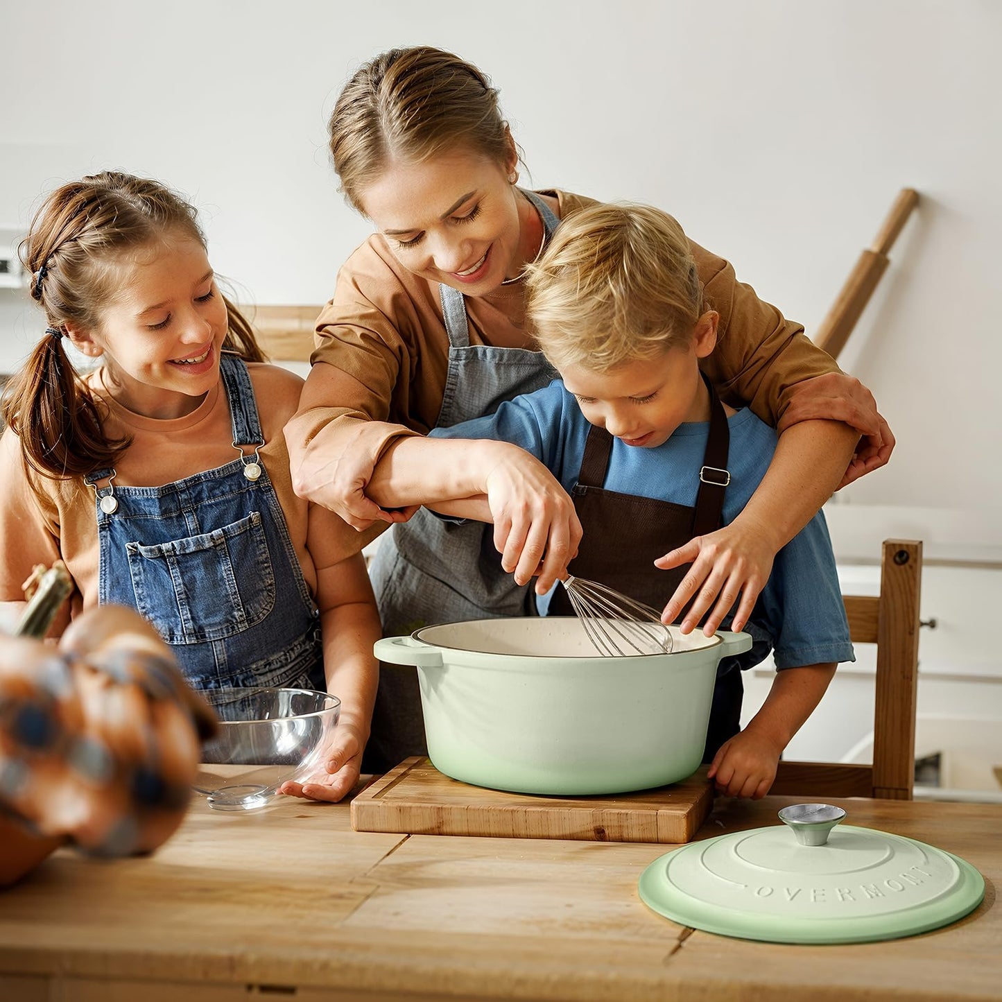 Overmont Enameled Cast Iron Dutch Oven - 5.5QT Pot with Lid Cookbook & Cotton Potholders - Heavy-Duty Cookware for Braising, Stews, Roasting, Sourdough Baking Verdant