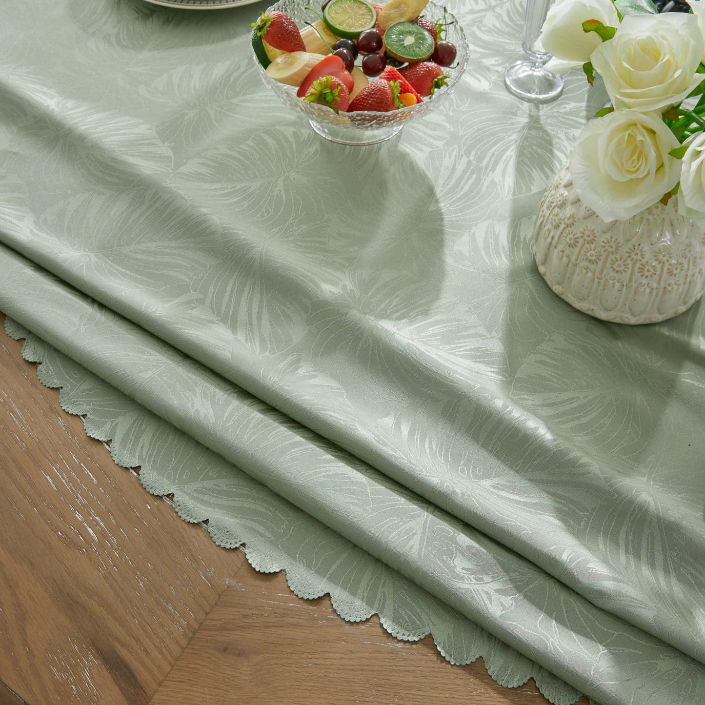 EFFICINATURE Round Tablecloth 70 Inch Green Tablecloth Leaves Pattern Scalloped Edge Silky Table cloth Waterproof Wrinkle Resistant Washable Table Cover for Kitchen Dining Outdoor Birthday Party Patio