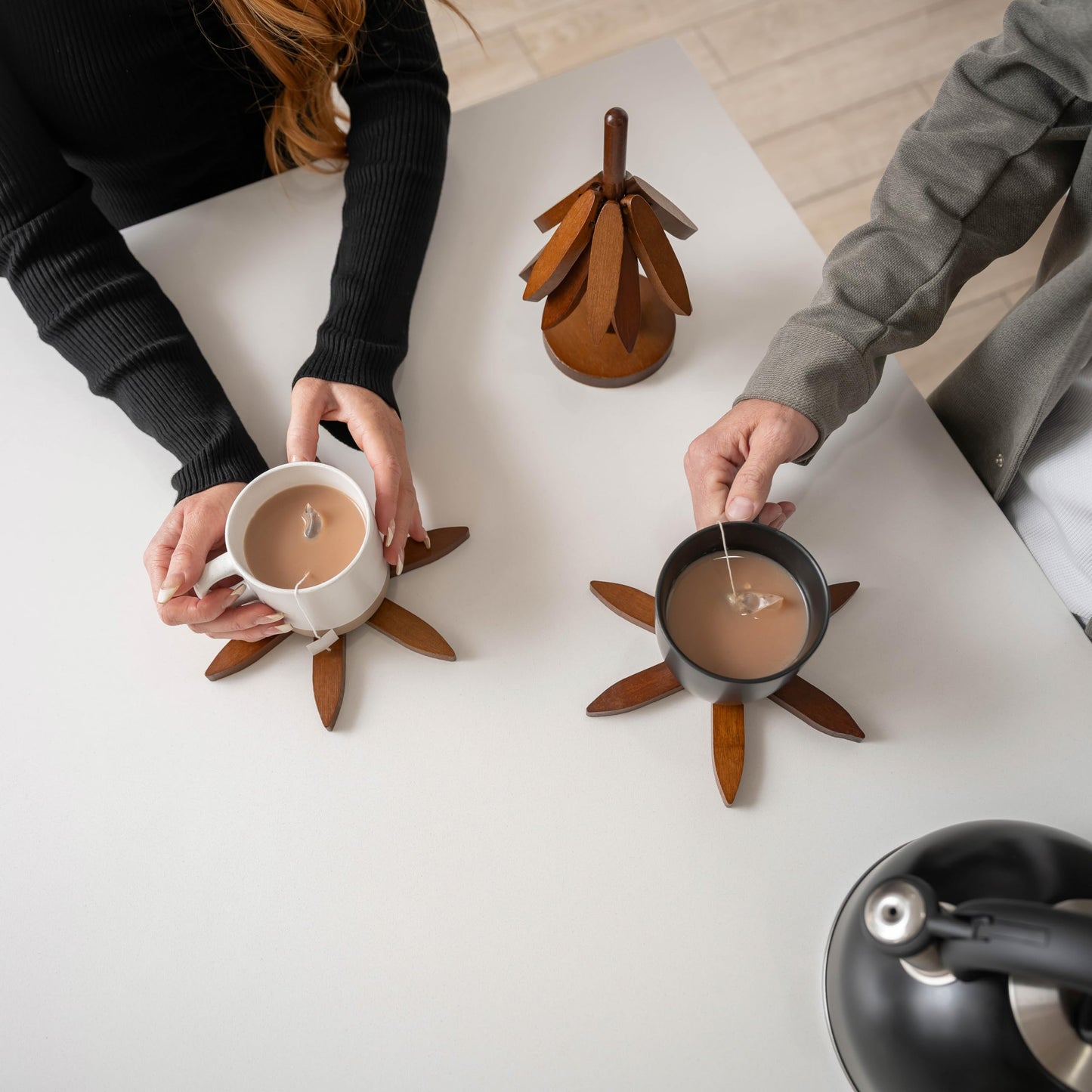 Wooden Trivets for Hot Dishes – Tree Trivet Set with 4 Foldable Wooden Trivets & 1 Stand, Heat-Resistant, Space-Saving Trivet Tree for Pots, Bowls & Teapots (Walnut)