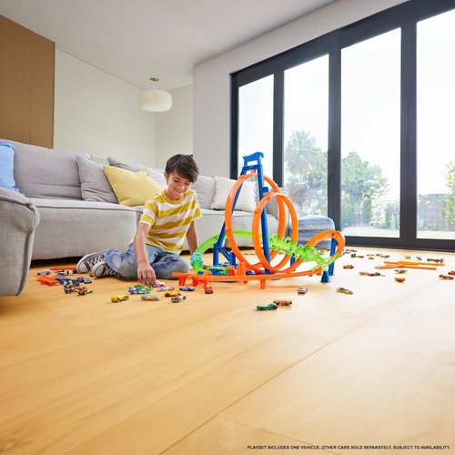 Hot Wheels Track Set - Epic Crash Dash with 5 Crash Zones & Motorized Booster | Includes 1:64 Scale Car