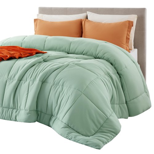 Bedsure Comforter Duvet Insert - Quilted Comforters Queen Size, All Season Duvet, GentleSoft™ Down Alternative Bedding, with 8 Tabs, Gifts for Women/Men, Sage Green, Queen 88 x 88 Inches