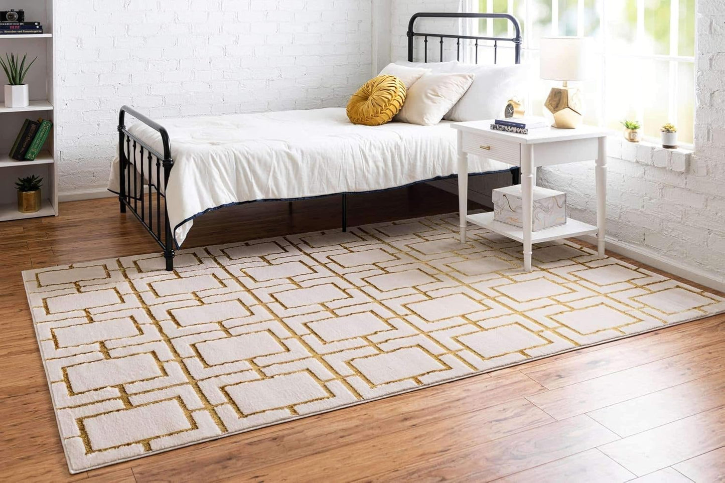 Marilyn Monroe Glam Collection Area Rug - Deco (3' 3" x 5' 3" Rectangle, White Gold/ Gold)