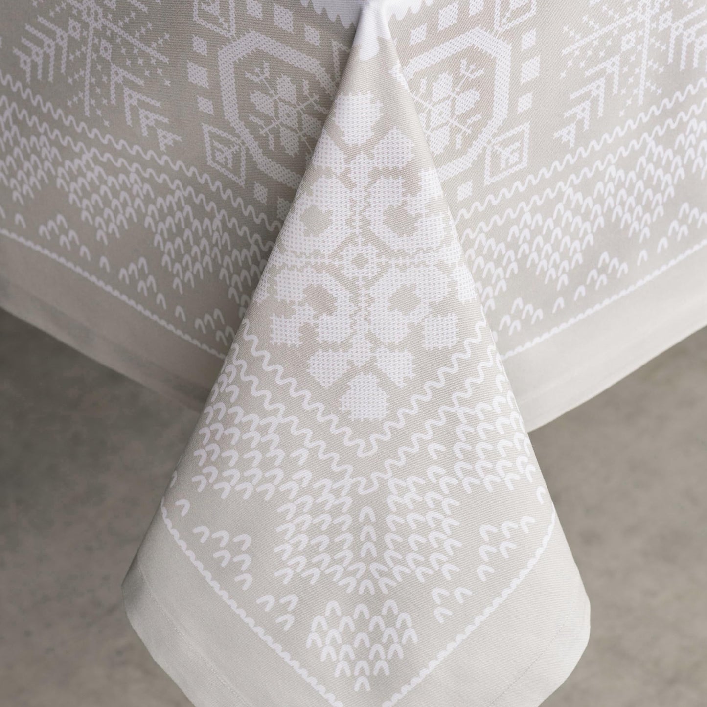 Maison d' Hermine Table Cloth Rectangle Table 100% Cotton 54 x 72 Inches Fall Tablecloth Reusable Everyday Use for Thanksgiving Christmas Decorations Dining Farmhouse Party (Cozy Christmas)