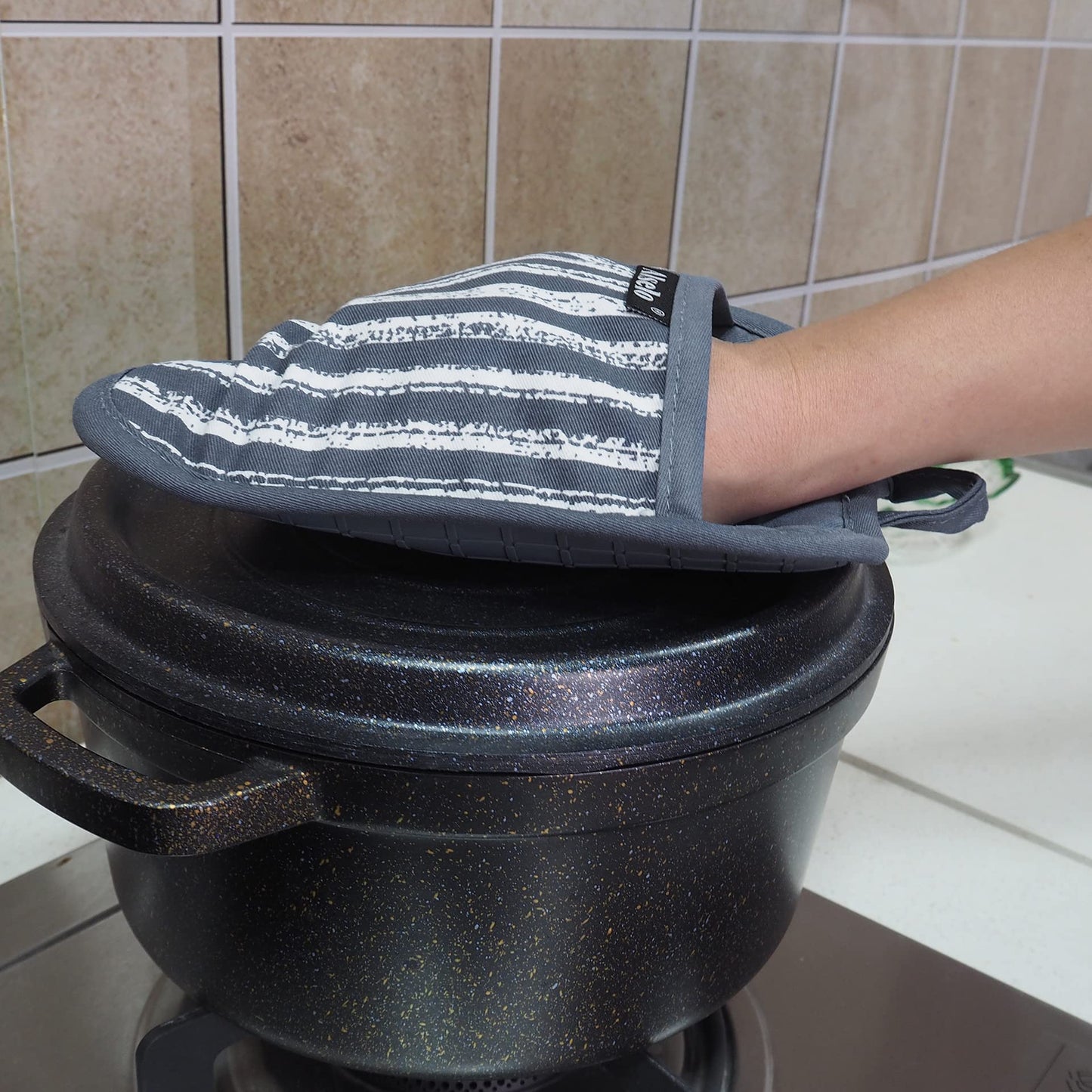 Alselo Silicone Pot Holders Set of 3 Heat Resistant & Non Slip Potholders, Professional Oven Hot Pads with Pockets Mitts for Kitchen Cooking Baking Barbecue