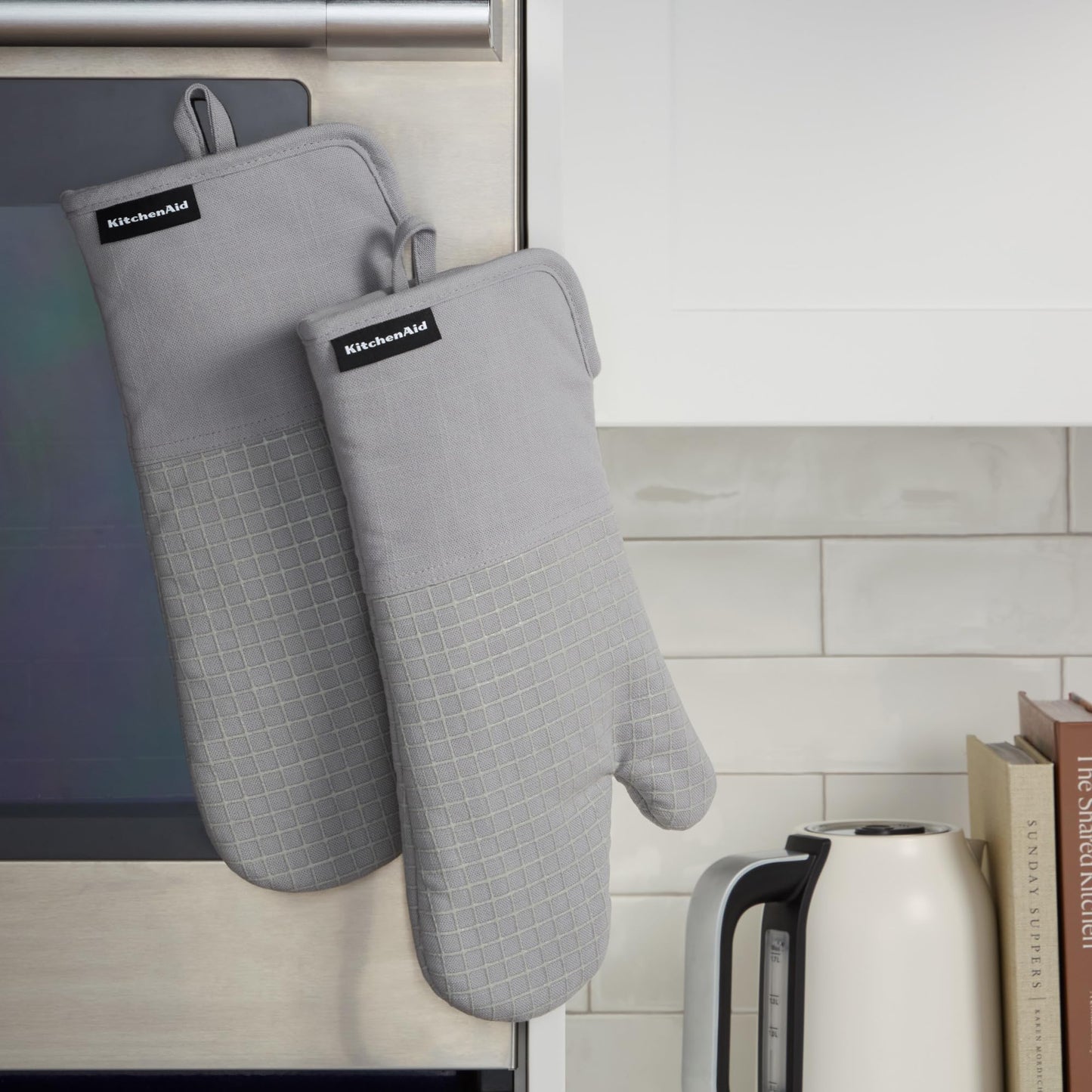 KITCHENAID Gourmet Series Gridlines Oven Mitts 2-Pack Set, Heat Resistant up to 600°F, Soft Silicone Grip, Magnetic Cuff, Matte Grey, 7"x14"