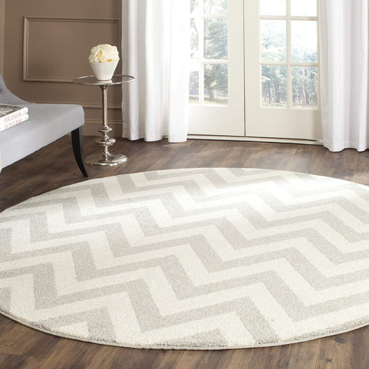 SAFAVIEH Amherst Collection 5' Round Light Grey/Beige AMT419B Chevron Non-Shedding Dining Room Entryway Foyer Living Room Bedroom Area Rug