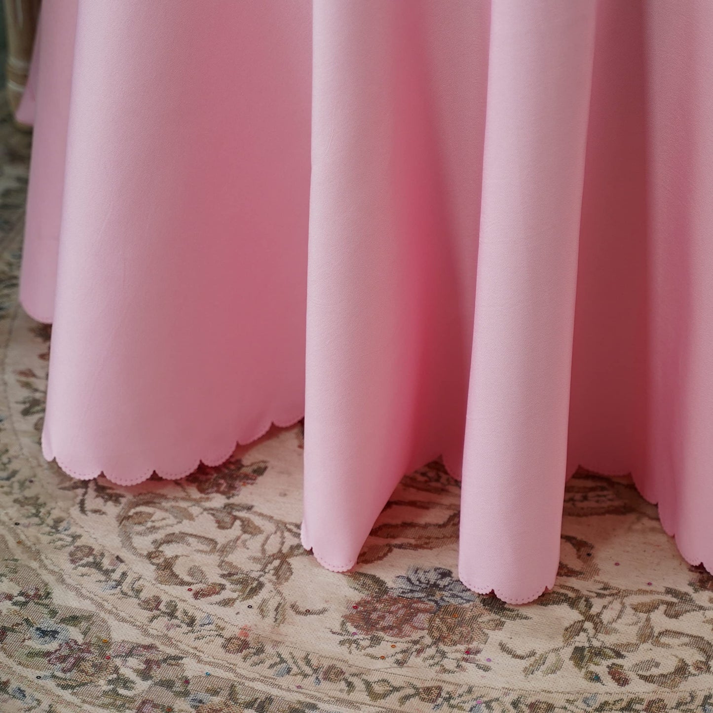 JYFLZQ Pink Round Tablecloth 70 Inch for 4 Foot Tables Machine Washable, Durable, Thick Polyester Fabric Table Cloth Table Cover for Parties Banquet Wedding(Equipped with 4 Napkin Cloth)