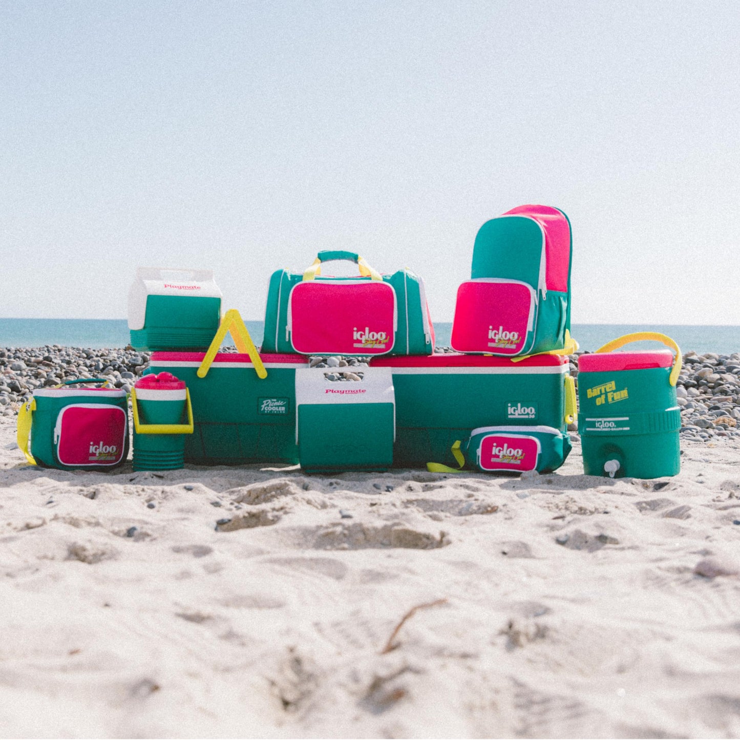 Igloo 90s Retro Collection Square Lunch Box Cooler with Front Pocket and Adjustable Strap, Insulated Leakproof Lunch Cooler Bag, Reusable Lunch Tote