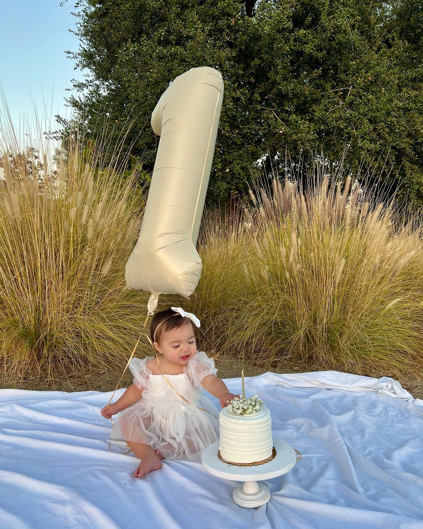 40 Inch Cream 1 Balloon for First Birthday, 1st Number Balloons Cream Birthday Decorations for Girl Boy Kids Toddler Baby, One Giant Number 1 Balloon