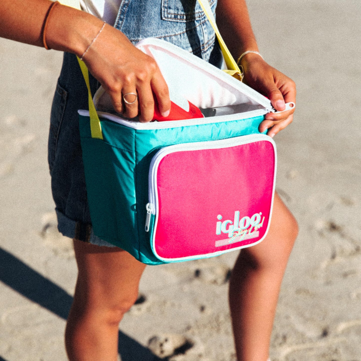 Igloo 90s Retro Collection Square Lunch Box Cooler with Front Pocket and Adjustable Strap, Insulated Leakproof Lunch Cooler Bag, Reusable Lunch Tote