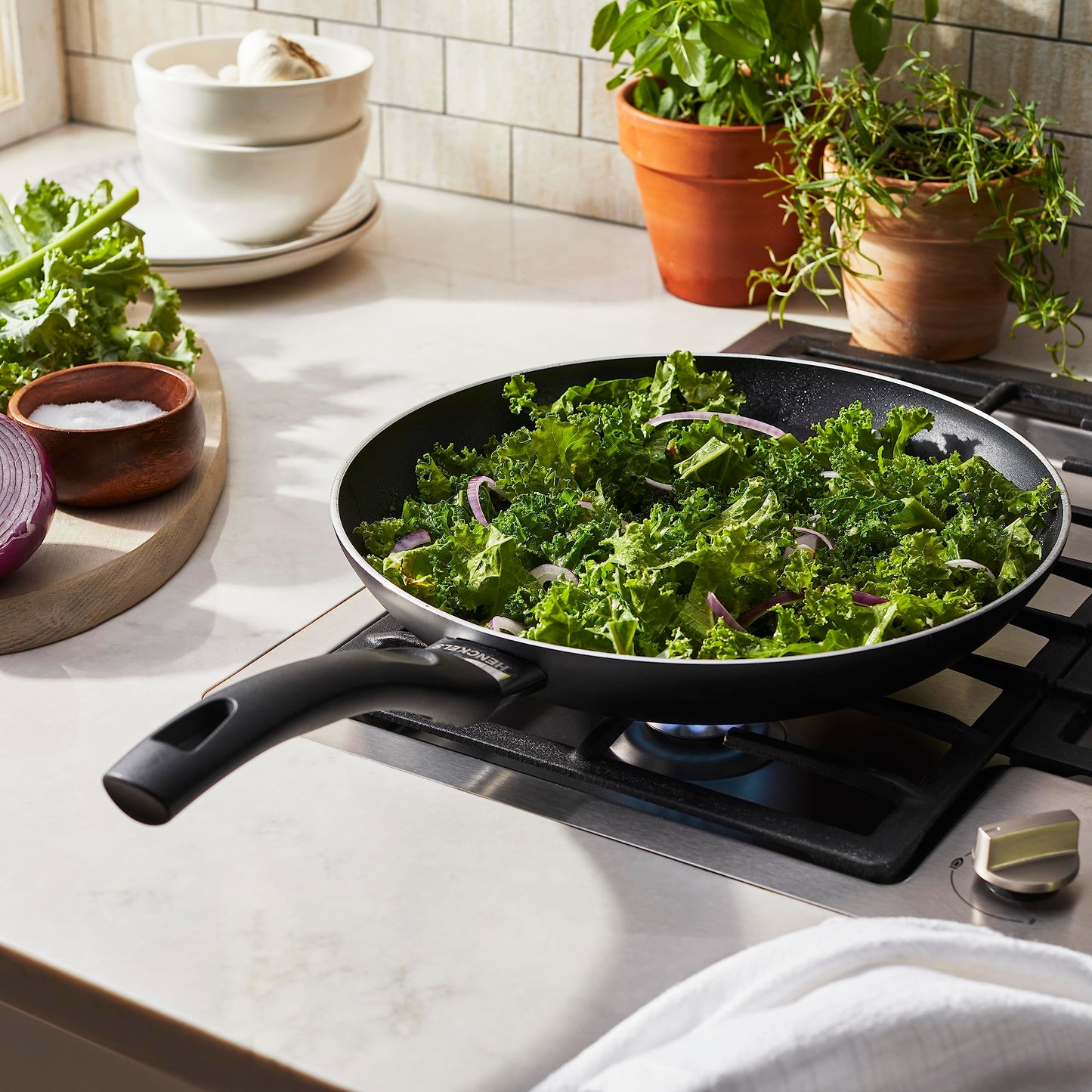 Henckels Everlift 12-inch Nonstick Frying Pan, Made in Italy, durable 3-layer coating, lightweight aluminum from recycled materials, Oven safe to 400°F, Dishwasher safe