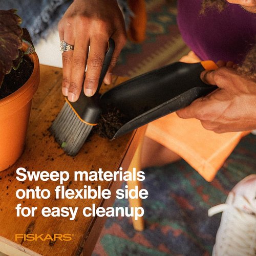 Fiskars Planting Soil Scoop & Brush Set - Dual-Sided Indoor Digging Tool with Soft Bristles & Flexible Dustpan