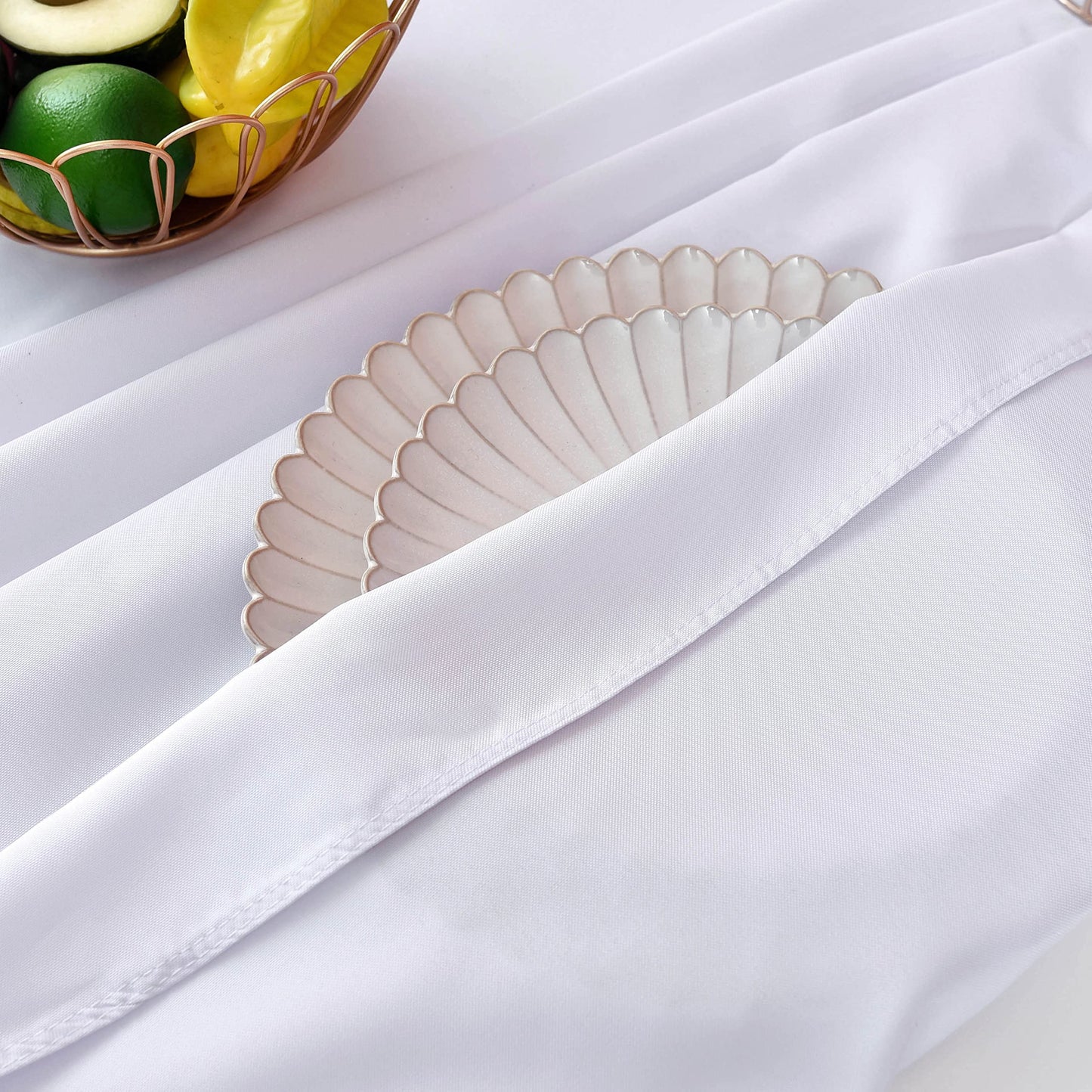 MEANMOY White 210 GSM Water & Stain Resistant Round Tablecloth for Circle Table - Solid Small 48 Inch Table Cloth Cover in Wrinkle Free Durable Washable Polyester Fabric for Wedding, Party, Banquet