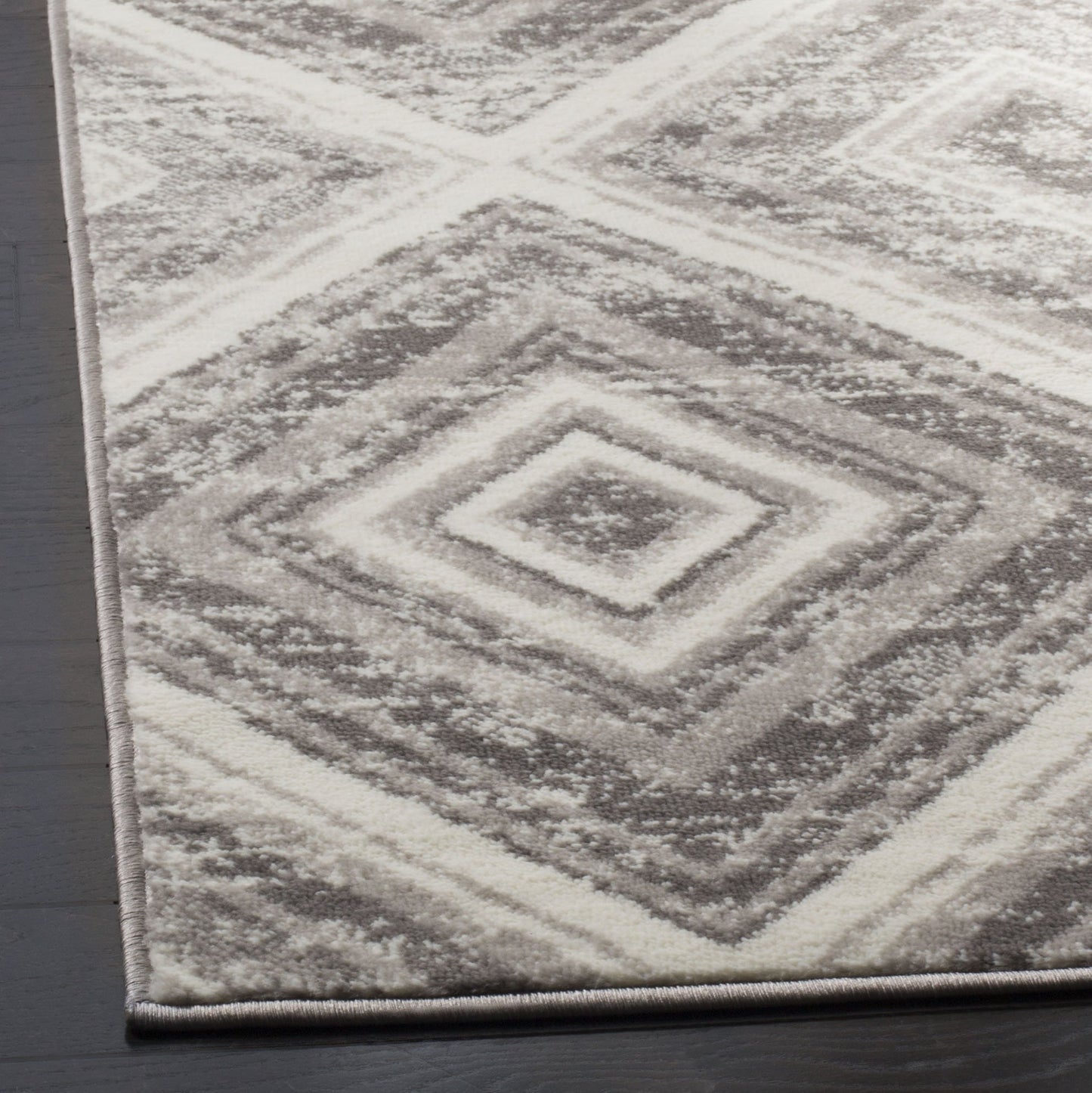 SAFAVIEH Skyler Collection 5'1" x 7'6" Grey/Ivory SKY120K Diamond Distressed Non-Shedding Living Room Bedroom Area Rug