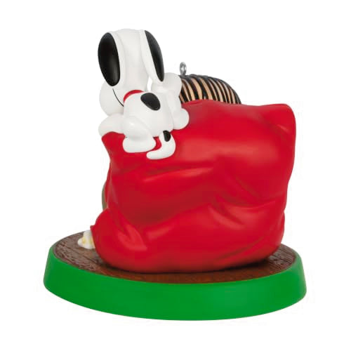 Hallmark Keepsake Peanuts Christmas Ornament Watching Holiday Movies Together