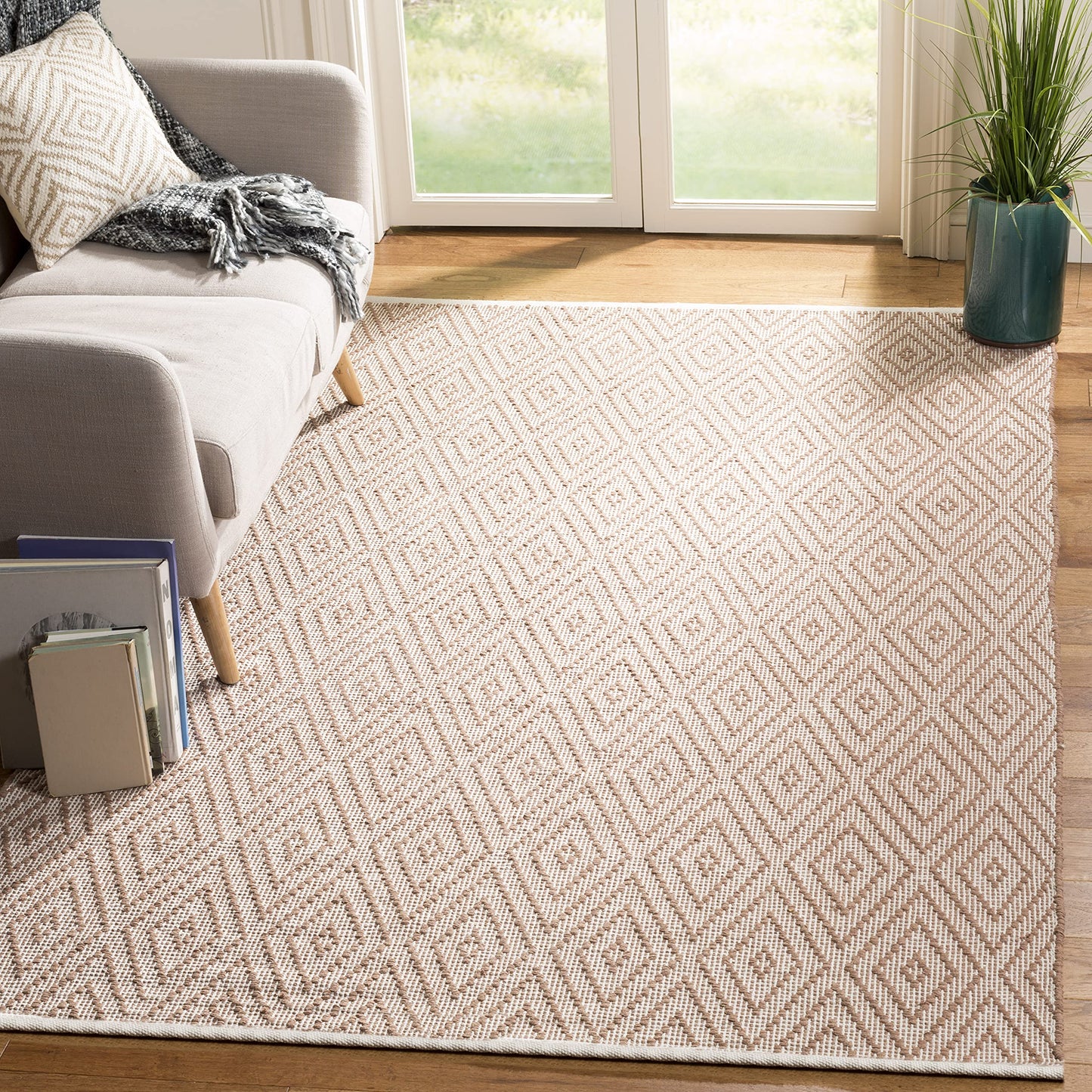 SAFAVIEH Montauk Collection Accent Rug - 4' x 6', Beige & Ivory, Handmade Trellis Cotton, Ideal for High Traffic Areas in Entryway, Living Room, Bedroom (MTK811E)
